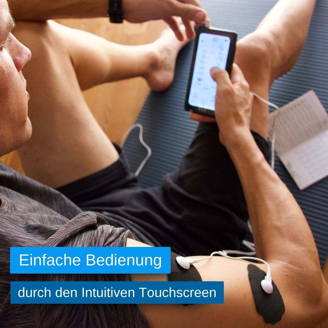 Mann nutzt TENS/EMS-Gerät zur Muskelentspannung am Oberarm. Zwei Elektroden-Pads sind angebracht, während er das Gerät bedient und die Programme anpasst. Perfekt für gezielte Muskelbehandlungen nach dem Sport oder zur Unterstützung der Regeneration.
