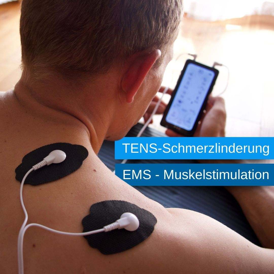 Person verwendet das TENS/EMS-Gerät von OrthoMechanik zur gezielten Schmerzlinderung und Muskelstimulation im Schulterbereich. Zwei Elektroden-Pads sind auf den Schultern angebracht, während das Gerät bedient wird, um die Intensität und das Programm anzupassen. Ideal für die gezielte Entspannung und Regeneration der Muskulatur – unterstützt durch die bewährte Technologie von OrthoMechanik.