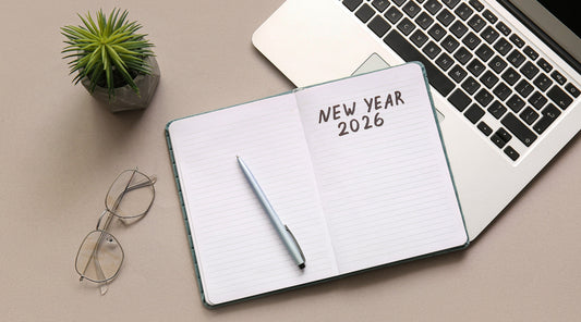 Neujahrsvorsätze 2026 im Notizbuch neben Laptop