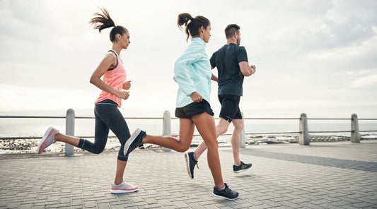 Gruppe von Läufern trainiert am Meer entlang