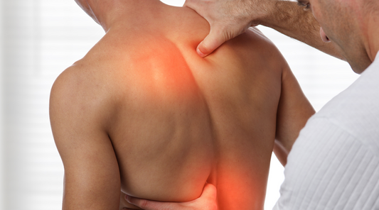 Akupressur-Anwendung im oberen Rückenbereich zur Linderung von Schmerzen bei Bandscheibenvorfall – gezielte Druckpunkttherapie zur Muskelentspannung und Schmerzlinderung