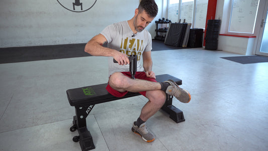 Anwendung einer Massagepistole nach dem Sport