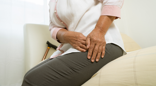 Ältere Frau mit Schmerzen bei Hüftarthrose – typische Geste zur Linderung von Beschwerden bei Arthrose im Hüftgelenk, häufige Ursache für Bewegungseinschränkungen im Alltag