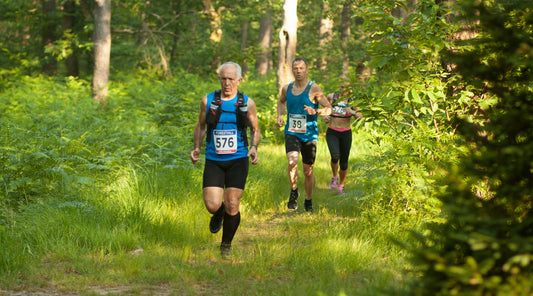 Backyard Ultra Gruppe auf schmalem Pfad