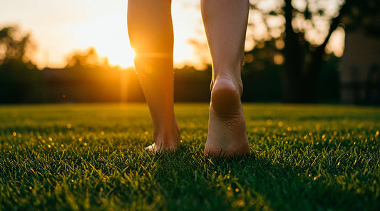 Barfußlaufen auf Gras bei Sonnenuntergang 