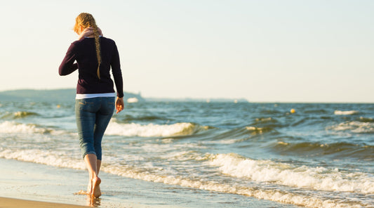 Frau beim Spaziergang am Strand
