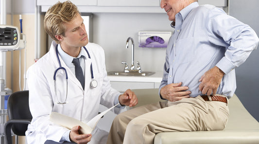 Arzt spricht mit Patient über Hüftschmerzen