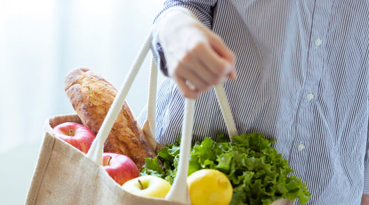 Einkaufstasche mit frischem Obst Brot und Gemüse