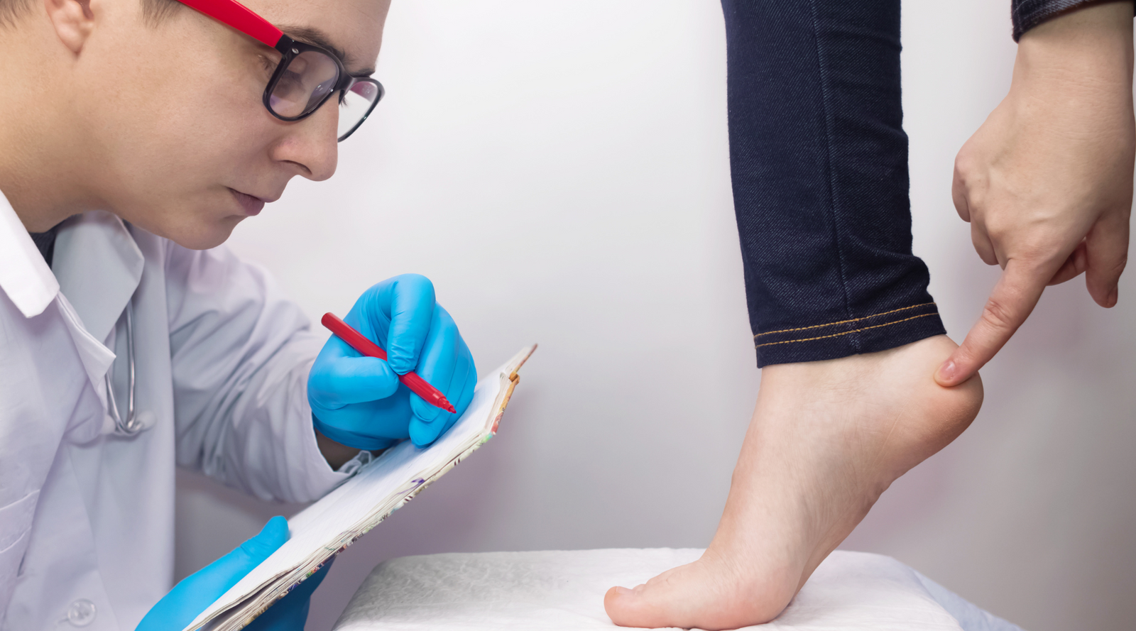 Fersensporn: Ursachen, Symptome & Behandlung