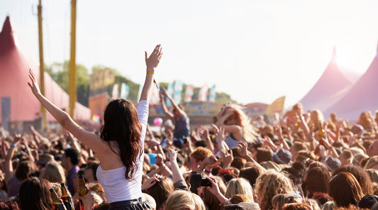 Menschenmenge auf Festival mit erhobenen Händen