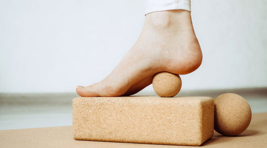 Fußmassage mit Faszienball zur Regeneration