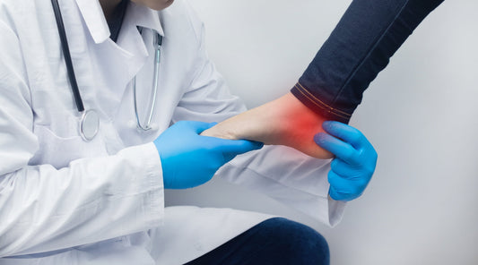Arzt untersucht schmerzende Ferse eines Patienten – medizinische Abklärung bei Fußschmerzen