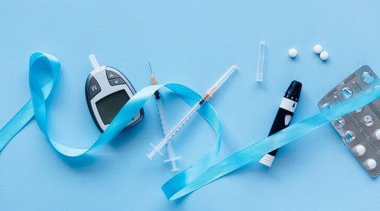 Blutzuckermessgerät, Insulin und Tabletten mit blauem Band – Symbole für Diabetesmanagement und -behandlung