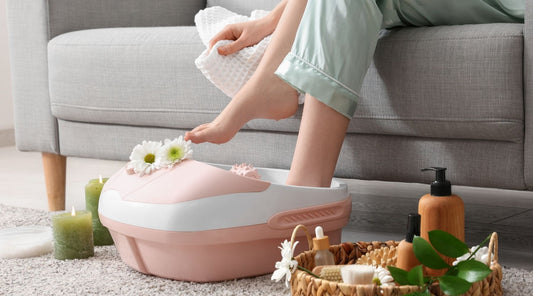 rau macht Fußbad mit Massagegerät zur Selbstpflege und Linderung von Fußschmerzen