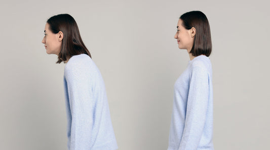 Frau zeigt Vergleich zwischen krummer und aufrechter Haltung zur Haltungskorrektur