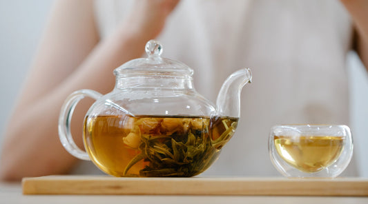 Entwässernder Kräutertee als natürliches Hausmittel bei Wassereinlagerungen