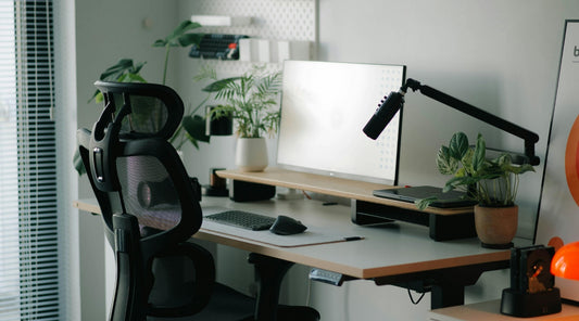 Modernes ergonomisches Home-Office-Setup mit Schreibtisch und Pflanzen