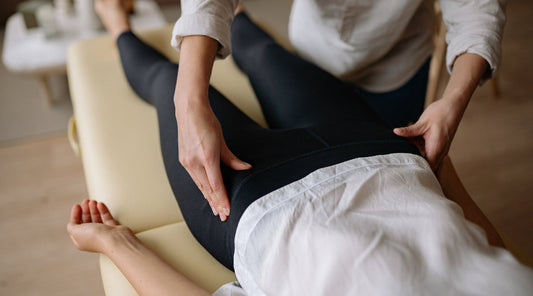Therapeut behandelt Hüfte bei Physiotherapie