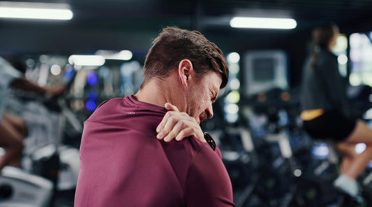 Mann mit Schulterschmerzen nach Fitness Training