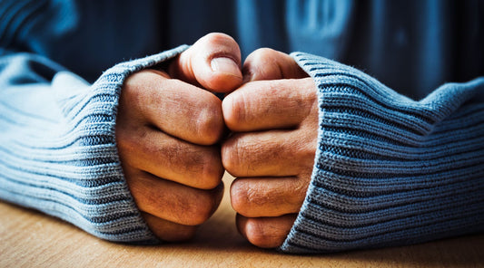 Kalte Hände in Ärmeln eines Pullovers versteckt