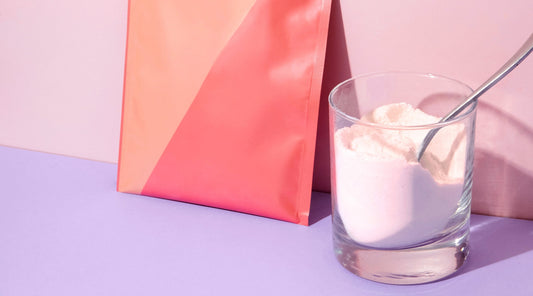 Kollagenpulver in einem Glas mit Messlöffel