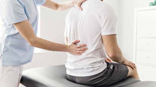Physiotherapeutin behandelt Patient mit LWS-Beschwerden – manuelle Therapie bei Rückenschmerzen
