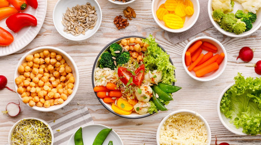 Entzündungshemmende Ernährung bei Rückenschmerzen – bunte Bowl mit Gemüse, Hülsenfrüchten, Samen und Salat