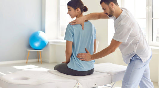 Physiotherapeut zeigt Patientin Übungen für den unteren Rücken – gezielte Therapie bei LWS-Beschwerden