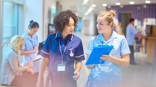 Langes Stehen während der Arbeit in der Pflege Rückenfreundlich