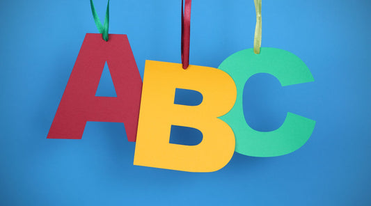 Bunte ABC-Buchstaben auf blauem Hintergrund