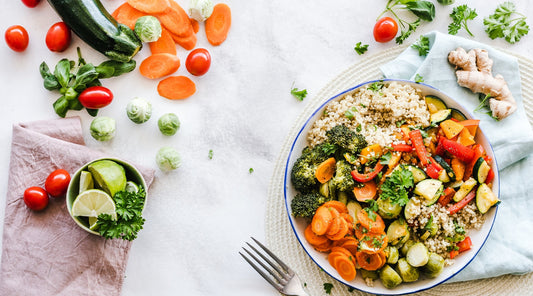Bunte, gesunde Ernährung bei Lipödem – Gemüse, Quinoa und frische Zutaten auf einem Teller