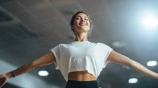 Glückliche Frau beim Training im Fitnessstudio