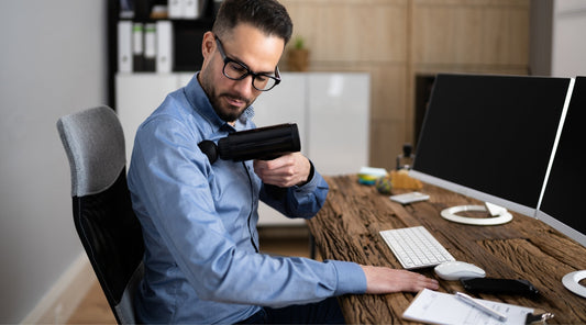 Massagepistole Anwendung im Office