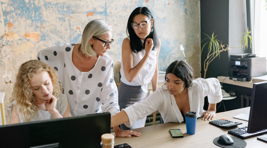 Team bespricht Projekt gemeinsam im modernen Büro