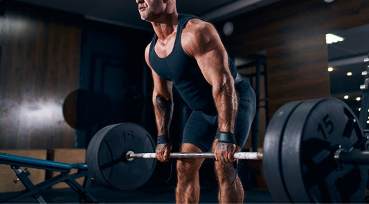Bodybuilder beim Kreuzheben mit Langhantel im Fitnessstudio – intensives Rückentraining mit Fokus auf Muskulatur