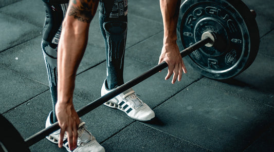 Athlet hebt Langhantel im Gym Krafttraining Nahaufnahme