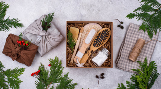 Zero-Waste Geschenkset mit Naturkosmetik und Stoffverpackung.