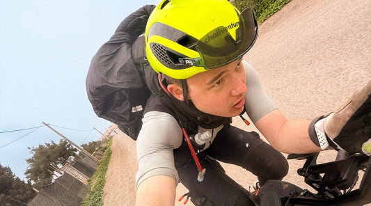 Bikepacking-Radfahrer mit Helm auf Schotterstraße unterwegs