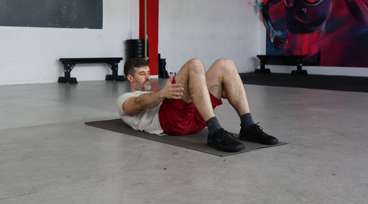 Sportlicher Mann trainiert Rumpfmuskulatur mit Crunches zur Verbesserung der Körperhaltung