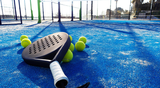 Padel Tennis Schläger mit Bällen auf dem Feld