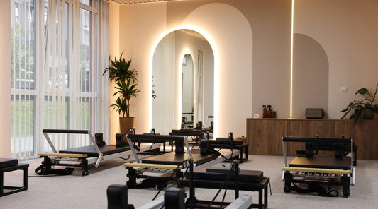 Moderner Pilates-Raum mit Reformer-Geräten