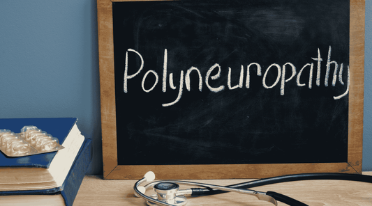 Tafel mit der Aufschrift 'Polyneuropathy' in Kreideschrift, daneben medizinisches Zubehör wie ein Stethoskop, ein Buch und eine Blisterpackung mit Tabletten. Symbolische Darstellung für das Thema Polyneuropathie und deren Behandlung.