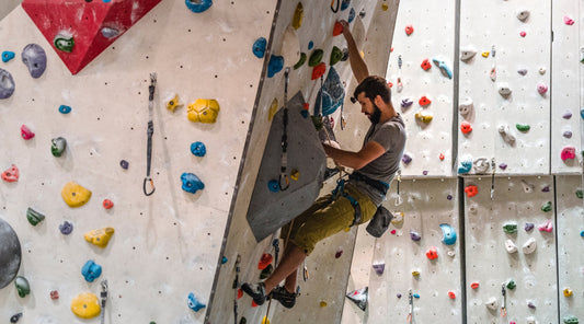 Mann beim Indoor-Klettern in Kletterhalle