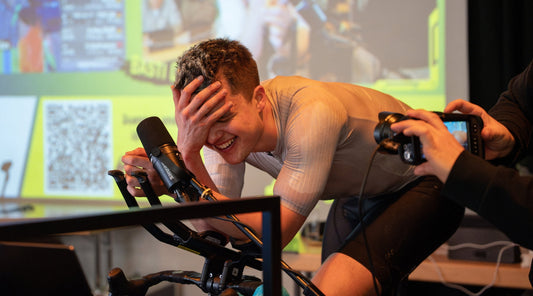 Erschöpfter Ultracyclist während Live-Streaming Fahrradtraining