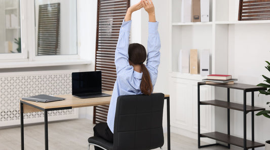 rau streckt sich am Schreibtisch im Homeoffice