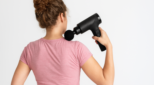 Frau behandelt Nacken- und Rückenschmerzen mit einer Massagepistole – effektive Anwendung bei Verspannungen und Bandscheibenvorfall