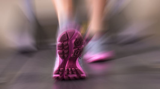 Joggerin rückwärts mit pinken Sportschuhen