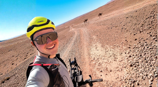 Radfahrer Selfie beim Bikepacking in der Wüste