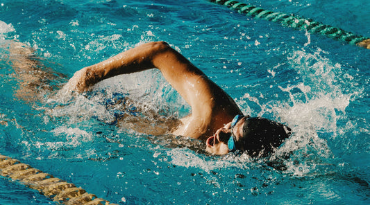 Schwimmer beim Kraulen im Pool Training