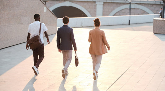 Bewegung nach Feierabend zur Vorbeugung von schweren Beinen